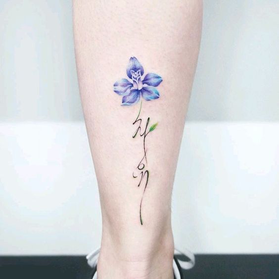 Tatouage Fleur Bleue Sur Le Mollet