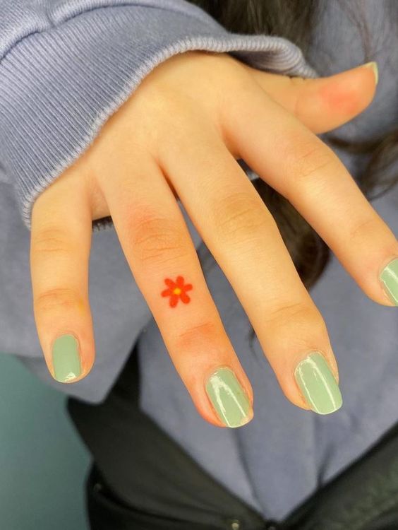 Tatouage Fleur Orange Sur Le Doigt