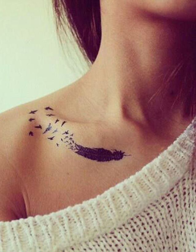 Tatouage Plume Et Oiseaux Noirs Sur La Clavicule