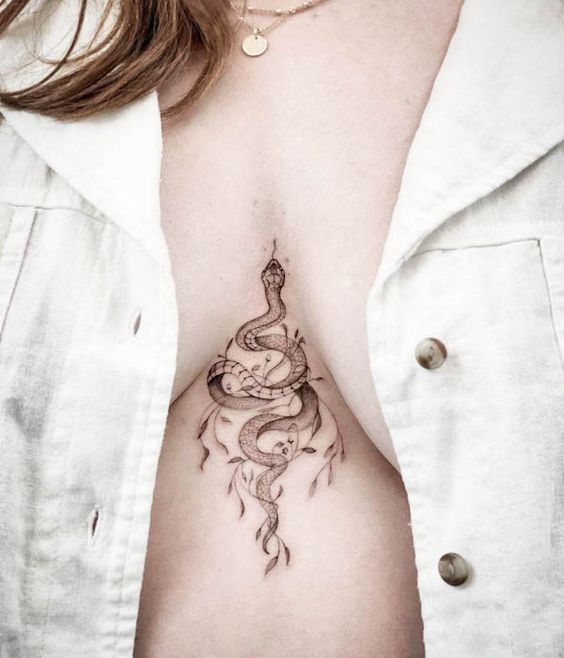 Tatouage Serpent Et Feuilles Sur Le Sternum