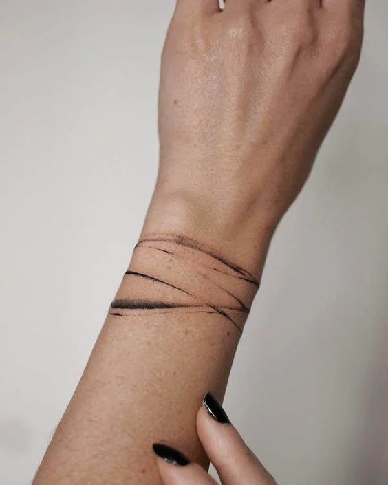 Tatouage Bracelet En Lignes Et Tâches Noires