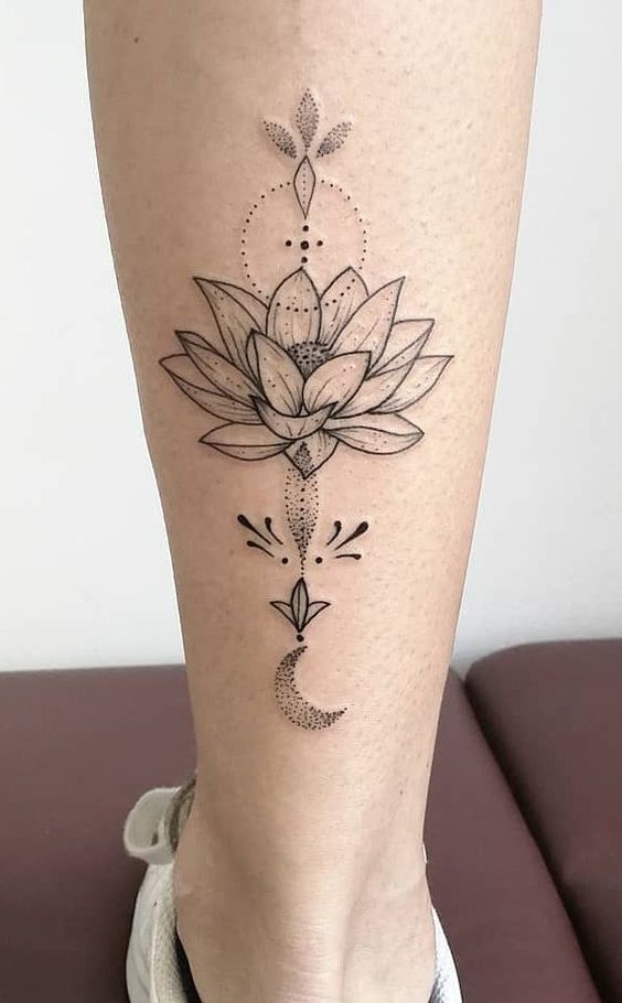 Tatouage Lotus Et Motifs Dot Work Sur Le Mollet