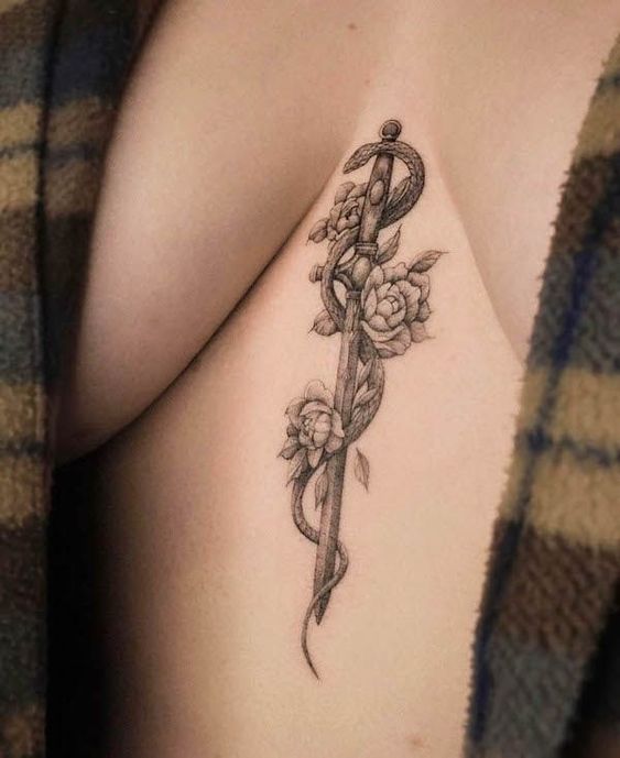 Tatouage Serpent, épée Et Feuilles Sur Le Sternum