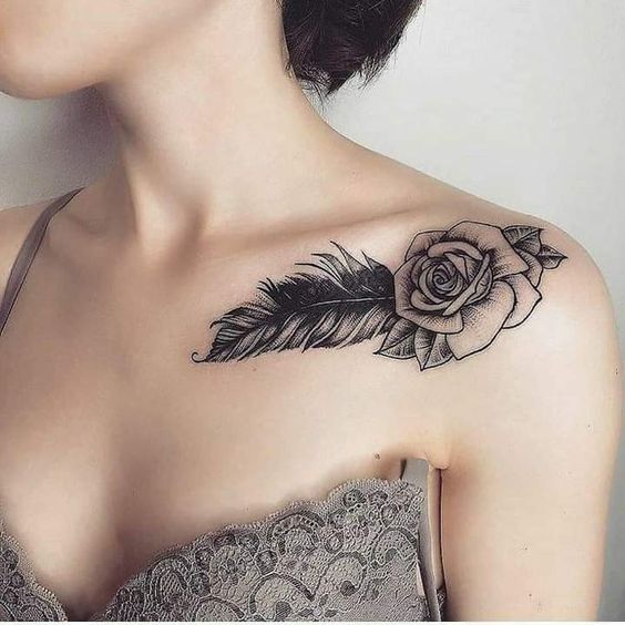 Tatouage Plume Et Rose En Noir Et Gris Sur La Clavicule