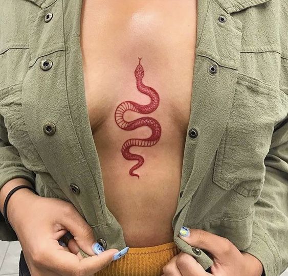 Tatouage Serpent à L'encre Rouge Sur Le Sternum