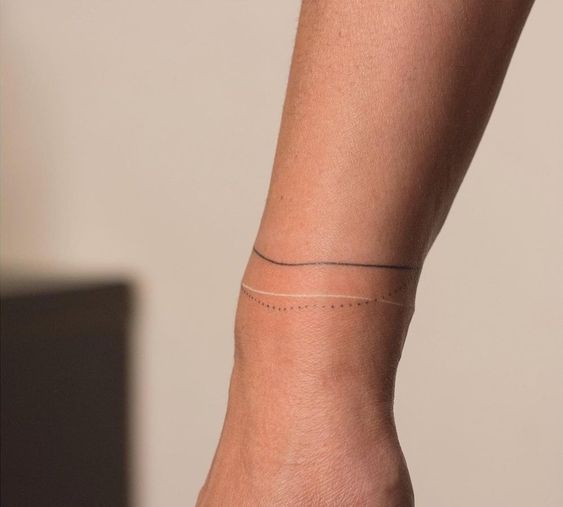 Tatouage Bracelet En Lignes Noire Et Blanche