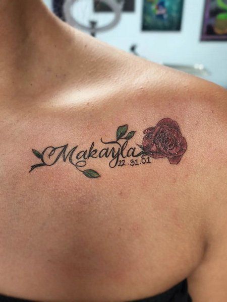 Tatouage Date D'anniversaire Avec Prénom Et Rose Rouge Sur La Clavicule