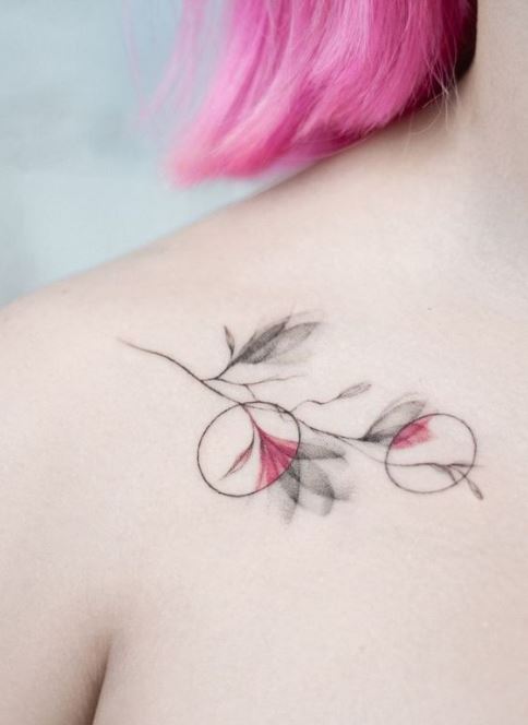 Tatouage Fleurs Rouges Et Grises Sur La Clavicule