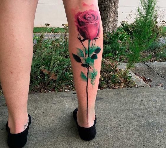 Tatouage Rose Rouge Sur Le Mollet