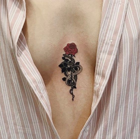 Tatouage Serpent Et Rose Rouge Sur Le Sternum