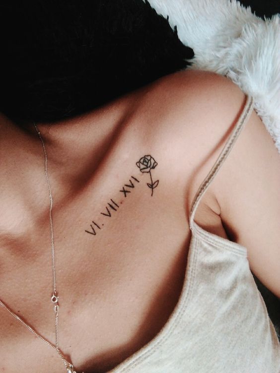 Tatouage Date D'anniversaire Avec Rose Minimaliste Sur La Clavicule