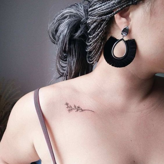 Tatouage Fleurs Discrètes Sur La Clavicule