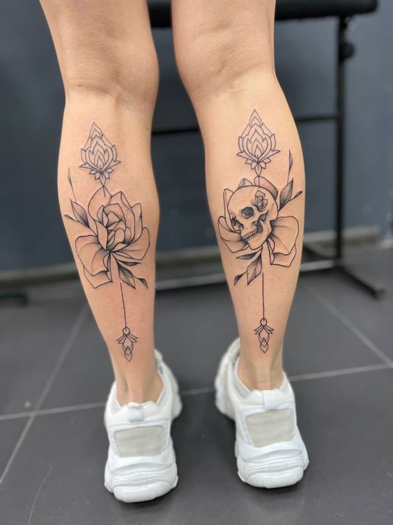 Tatouage Fleurs Et Crâne Sur Le Mollet