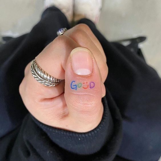 Tatouage Mot Good Coloré Sur Le Doigt