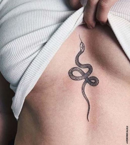 Tatouage Serpent à L'encre Noire Sur Le Sternum