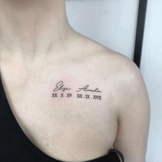 Tatouage Dates D'anniversaire Et Prénoms Sur La Clavicule