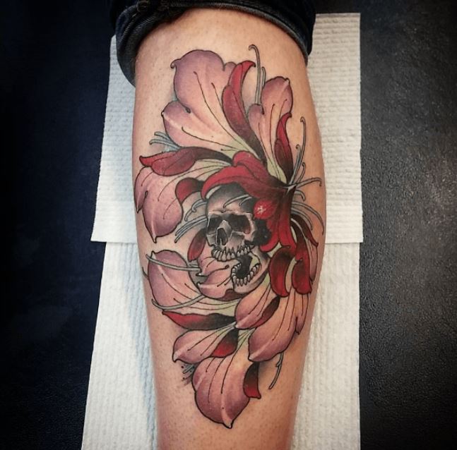 Tatouage Fleur Rouge Et Crâne Sur Le Mollet