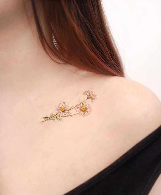Tatouage Maeguerites Blanches Sur La Clavicule