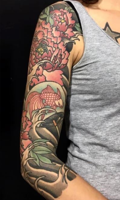 Tatouage Poisson Et Fleur Rouges Sur Le Bras