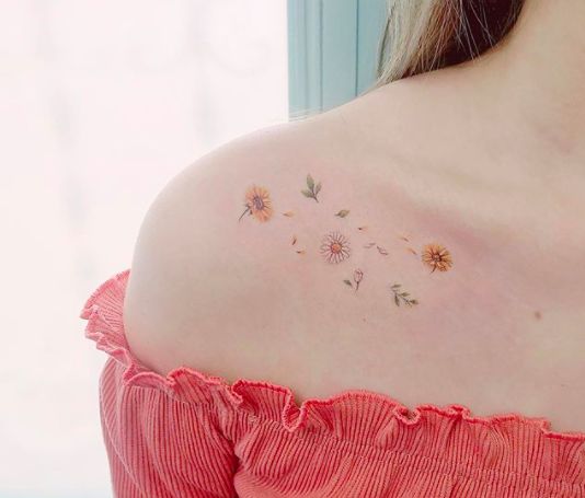 Tatouage Fleurs Jaunes Et Blanches Sur La Clavicule