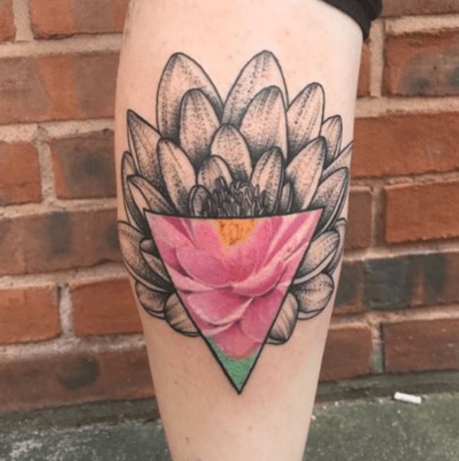 Tatouage Lotus Demi Coloré Sur Le Mollet