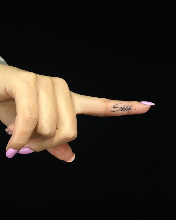Tatouage Mot Shhh Sur Le Doigt