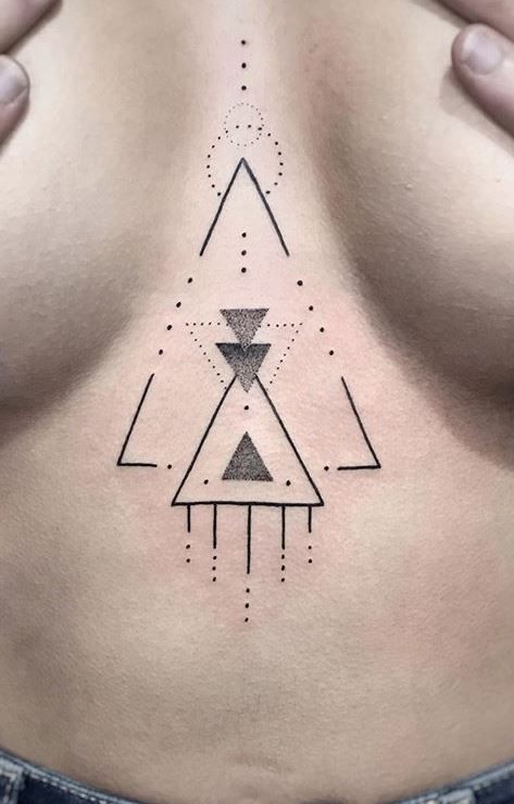 Tatouage Triangles Et Cercles Dotwork Sur Le Sternum