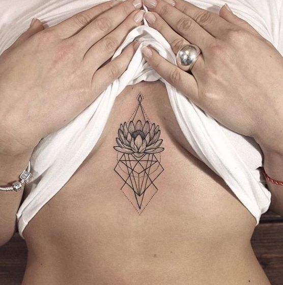 Tatouage Fleur Et Figures Géométriques Sur Le Sternum
