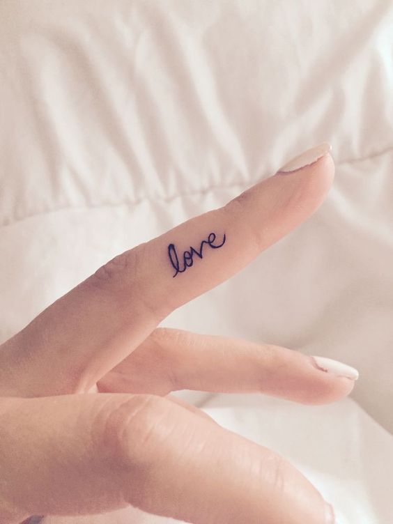 Tatouage Mot Love Sur Le Doigt