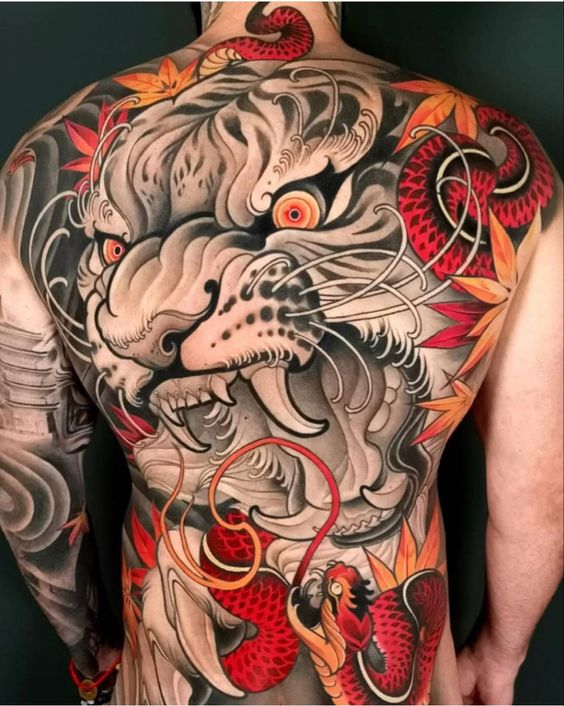 Tatouage Tigre Gris Et Serpent Rouge Sur Le Dos