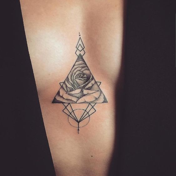 Tatouage Figures Géométriques Et Rose En Noir Et Gris Sur Le Sternum