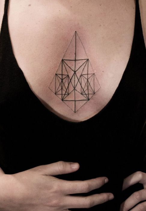 Tatouage Cubes, Triangles Et Losanges Sur Le Sternum
