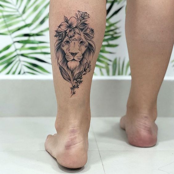 Tatouage Lion Et Fleurs Sur Le Mollet