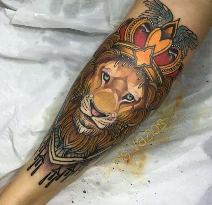 Tatouage Lion Avec Couronne Sur Le Mollet