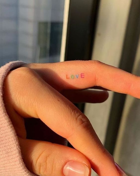 Tatouage Mot Love Multicolore Sur Le Doigt
