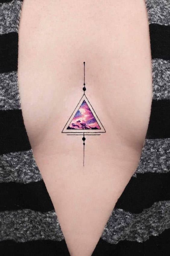 Tatouage Triangles, Lignes Et Ciel étoilé Sur Le Sternum