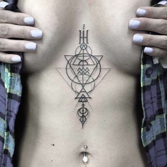 Tatouage Figures Géométriques Et Symboles Sur Le Sternum