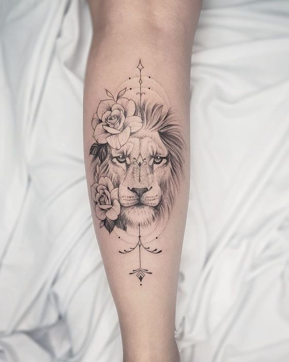 Tatouage Lion, Fleurs Et Figures Dot Work Sur Le Mollet