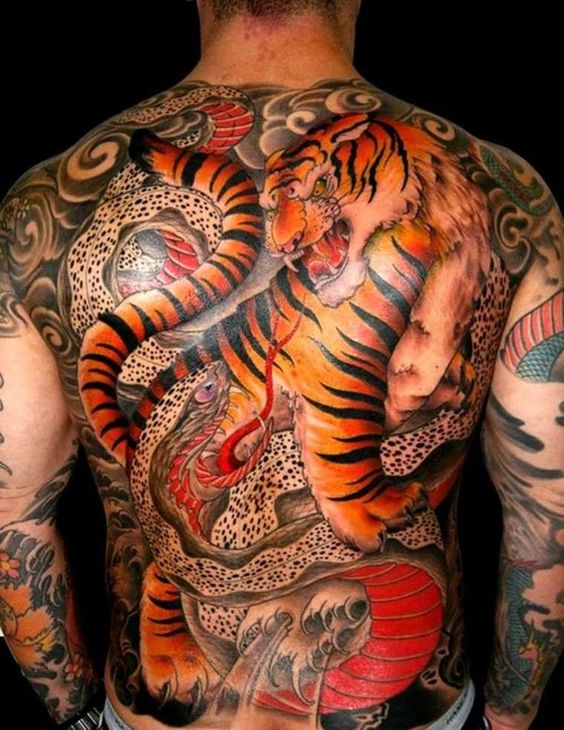 Tatouage Tigre Contre Serpent Sur Le Dos