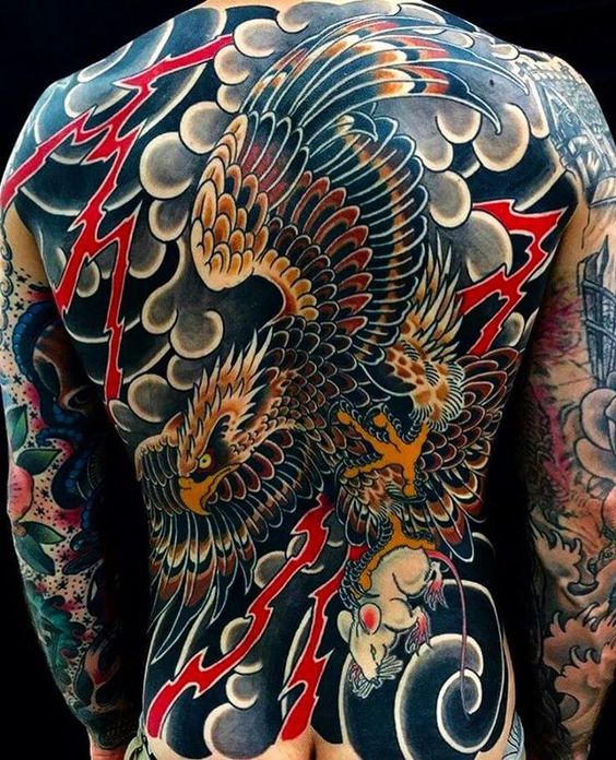 Tatouage Aigle Et Orage Sur Le Dos
