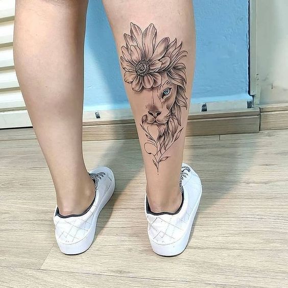 Tatouage Lion Et Fleur En Noir Et Gris Sur Le Mollet