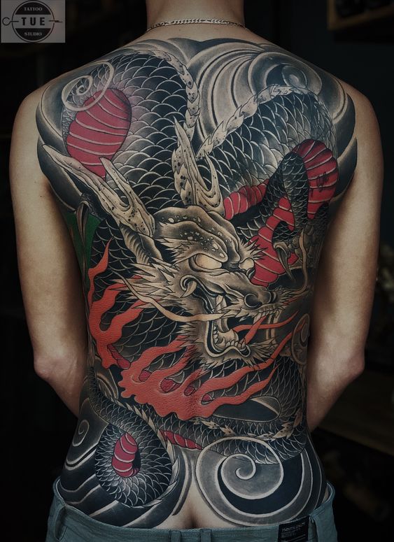 Tatouage Dragon Noir Sur Le Dos
