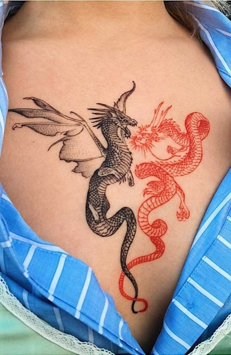 Tatouage Dragons Noir Et Rouge Sur Le Sternum