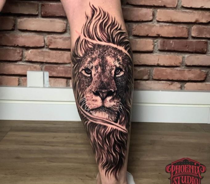Tatouage Lion En Noir Et Gris Sur Le Mollet