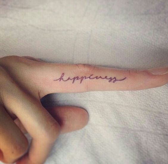 Tatouage Mot Happiness Sur Le Doigt