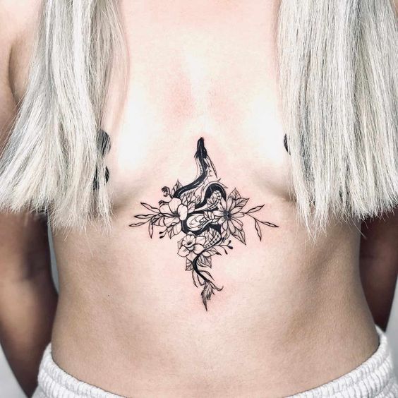 Tatouage Dragon Et Fleurs En Noir Et Gris Sur Le Sternum