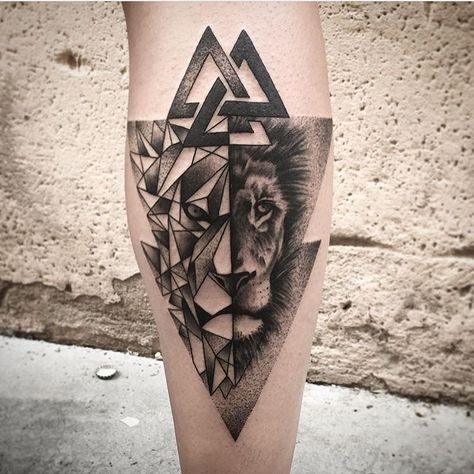 Tatouage Lion Géométrique Sur Le Mollet
