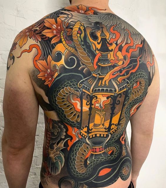 Tatouage Serpent Et Lanterne Sur Le Dos