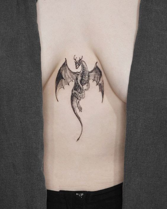 Tatouage Dragon En Noir Et Gris Sur Le Sternum