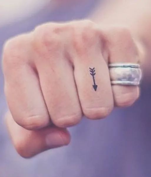 Tatouage Flèche Discrète Sur Le Doigt